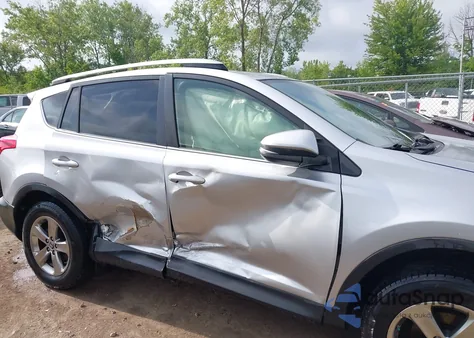2015 Toyota Rav4 Xle z USA, uszkodzony, nr VIN JTMRFREV3FD140334